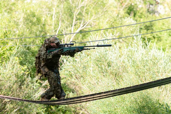 Military Man Airsoft Player Camouflage Suit Sneaking Rope Bridge Aims — Stock Photo, Image