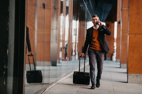 Jag Ska Till Flygplatsterminalen Självsäker Affärsman Resenär Promenader Stadens Gator — Stockfoto