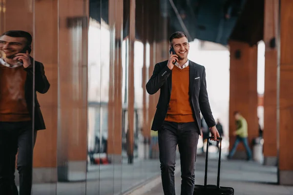 Auf Zum Flughafen Terminal Selbstbewusster Geschäftsmann Der Auf Den Straßen — Stockfoto