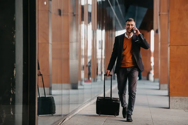 Vado Terminal Dell Aeroporto Fiducioso Viaggiatore Affari Che Cammina Strade — Foto Stock