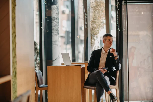 Biznesmeni Siedzący Stołówce Laptopem Smartfonem Biznesmen Smsuje Smartfonie Siedząc Restauracji — Zdjęcie stockowe