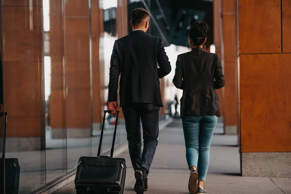 Geschäftsmann Und Geschäftsfrau Gespräch Und Gepäck Auf Geschäftsreise Mit Frischem — Stockfoto