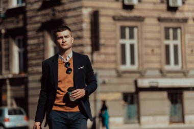 Havaalanı terminaline gidiyorum. Kendine güvenen iş adamı sokaklarda yürüyor, bavulunu çekiyor, kahve içiyor ve akıllı telefondan konuşuyor. Yüksek kalite fotoğraf