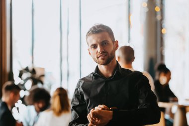 Ofisteki yakışıklı genç iş adamı. Çapraz elli, kendine güveni tam, profesyonel bir adam. İş başarısı konsepti