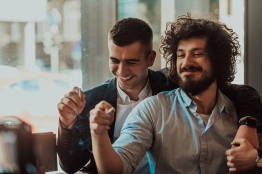 Çok ırklı eşcinsel LGBT 'nin portresi. Romantik erkek çift kucaklaşıyor ve sevgilerini ve sigaralarını gösteriyorlar. Yüksek kalite fotoğraf