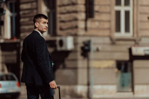 Auf Zum Flughafen Terminal Selbstbewusster Geschäftsmann Der Auf Den Straßen — Stockfoto