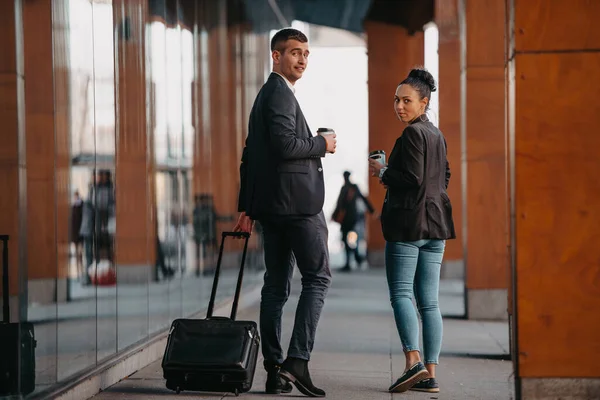 Geschäftsmann Und Geschäftsfrau Gespräch Und Gepäck Auf Geschäftsreise Mit Frischem — Stockfoto