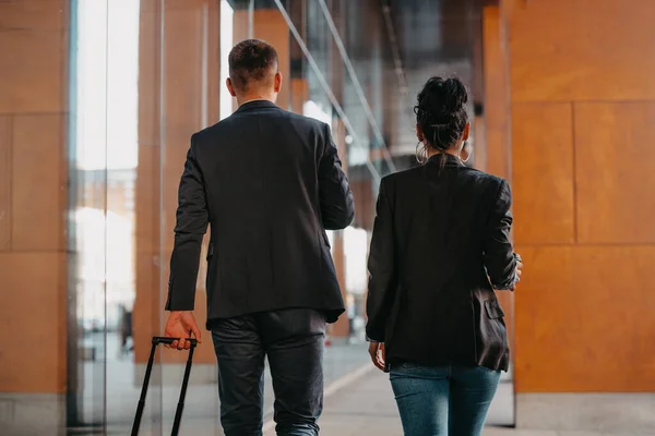 Hombre Negocios Mujer Negocios Hablando Sosteniendo Equipaje Viajando Viaje Negocios — Foto de Stock