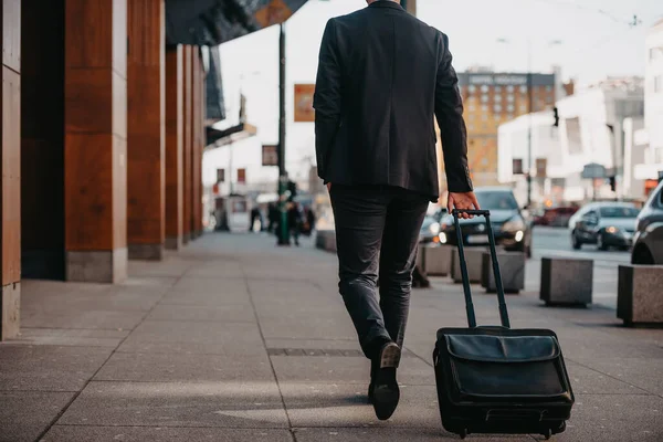 Vou Para Terminal Aeroporto Empresário Confiante Viajante Andando Nas Ruas — Fotografia de Stock