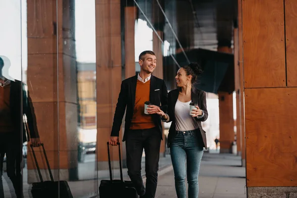 Hombre Negocios Mujer Negocios Hablando Sosteniendo Equipaje Viajando Viaje Negocios — Foto de Stock