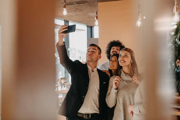 Grupa Wesołych Kolegów Robi Sobie Selfie Gesty Stojąc Nowoczesnym Biurze — Zdjęcie stockowe