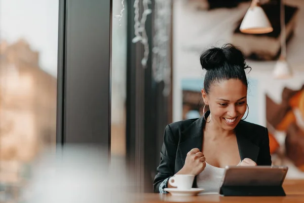 Una Donna Siede Caffè Con Braccia Alzate Celebra Lavoro Ben — Foto Stock