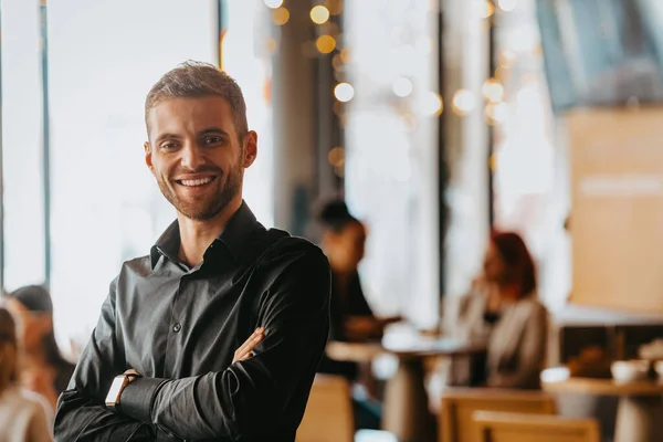 Snygg Ung Affärsman Kontoret Glada Självsäker Professionell Man Med Korsade — Stockfoto