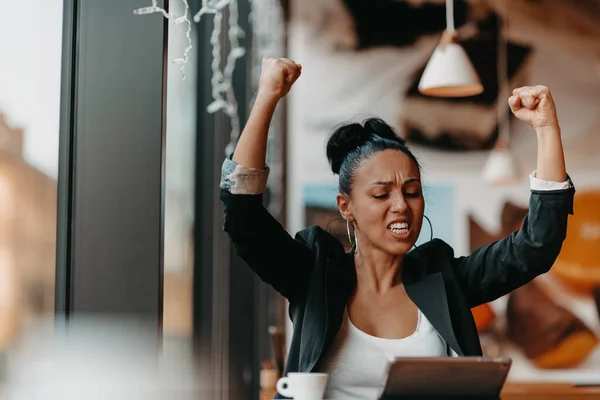 Woman Sits Cafe Her Arms Raised Celebrating Job Well Done — Stock Photo, Image