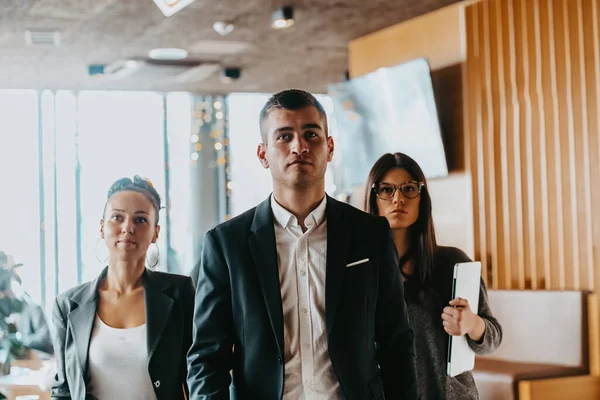 Retrato Exitoso Equipo Creativo Negocios Mirando Cámara Sonriendo Diversos Empresarios —  Fotos de Stock