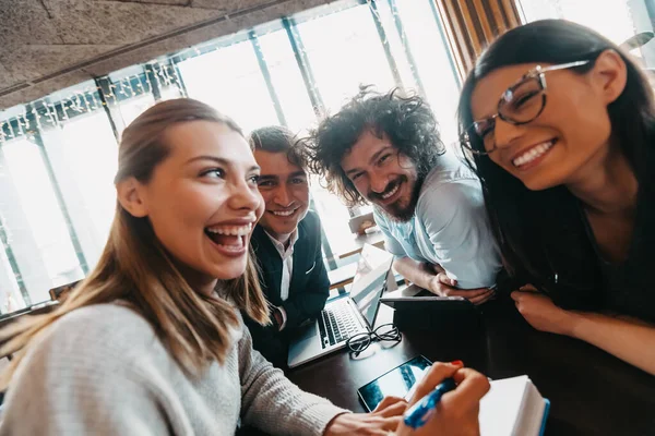 Gente Negocios Ropa Formal Sentado Café Análisis Datos Los Escritorios —  Fotos de Stock