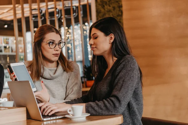 Duas Jovens Empresárias Sentadas Mesa Num Café Menina Mostra Informações — Fotografia de Stock