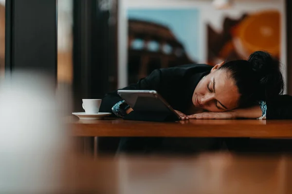 Sleepy Woman Sits Cafe Break Uses Tablet Business Concept High — Stock Photo, Image
