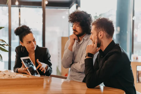 Grupo Amigos Pasando Rato Café Entre Ellos Hay Una Tableta —  Fotos de Stock