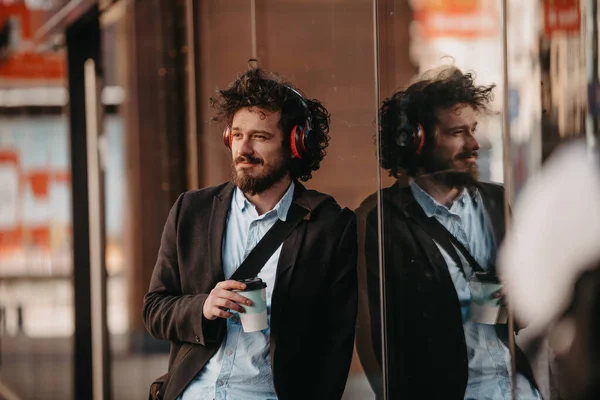 Trendiger Geschäftsmann Mit Lederner Aktentasche Finanzviertel Mit Smartphone Während Über — Stockfoto