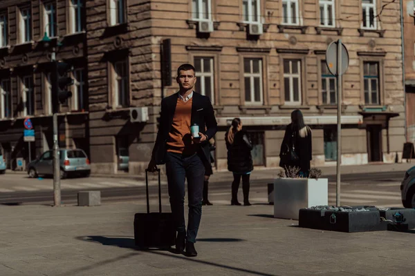 Auf Zum Flughafen Terminal Selbstbewusster Geschäftsmann Der Auf Den Straßen — Stockfoto