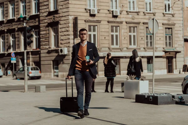 Auf Zum Flughafen Terminal Selbstbewusster Geschäftsmann Der Auf Den Straßen — Stockfoto