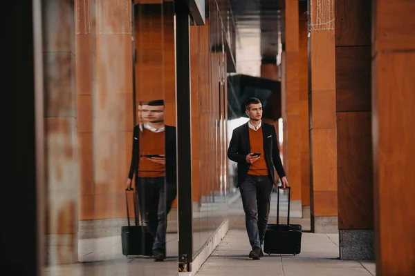 Vou Para Terminal Aeroporto Empresário Confiante Viajante Andando Nas Ruas — Fotografia de Stock