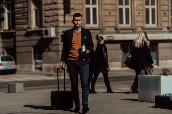 Auf Zum Flughafen Terminal Selbstbewusster Geschäftsmann Der Auf Den Straßen — Stockfoto