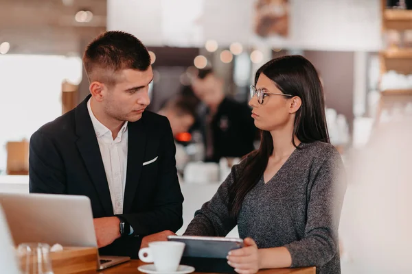 Moderne Mannen Vrouwen Gebruiken Moderne Apparaten Laptops Tablets Smartphones Regelen — Stockfoto