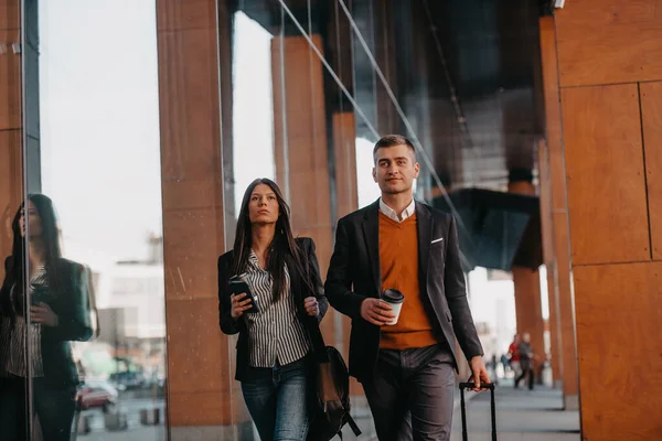 Hombre Negocios Mujer Negocios Hablando Sosteniendo Equipaje Viajando Viaje Negocios —  Fotos de Stock