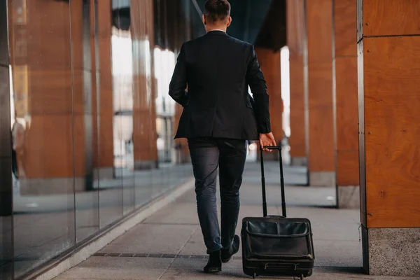 Πηγαίνω Στο Αεροδρόμιο Σίγουρος Επιχειρηματίας Ταξιδιώτης Που Περπατάει Στους Δρόμους — Φωτογραφία Αρχείου