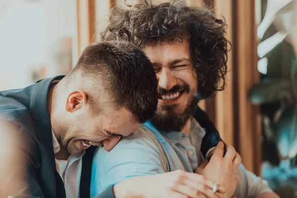 Retrato Multiétnico Diverso Gay Lgbt Casal Romântico Masculino Abraçando Mostrando — Fotografia de Stock
