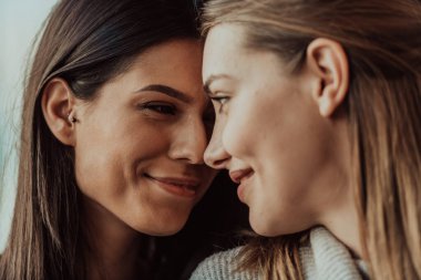Çeşitli kızlar lezbiyen çift kucaklaşması. Portreyi kapat. Aşık olan havalı Z kuşağı kadınları romantik ilişkilerden hoşlanırlar. Lgbtq kavramı.