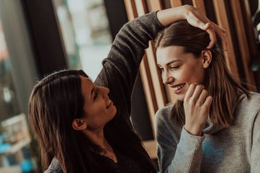 Çeşitli kızlar lezbiyen çift kucaklaşması. Portreyi kapat. Aşık olan havalı Z kuşağı kadınları romantik ilişkilerden hoşlanırlar. Lgbtq kavramı.