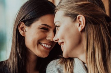 Çeşitli kızlar lezbiyen çift kucaklaşması. Portreyi kapat. Aşık olan havalı Z kuşağı kadınları romantik ilişkilerden hoşlanırlar. Lgbtq kavramı.