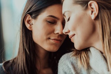 Çeşitli kızlar lezbiyen çift kucaklaşması. Portreyi kapat. Aşık olan havalı Z kuşağı kadınları romantik ilişkilerden hoşlanırlar. Lgbtq kavramı.