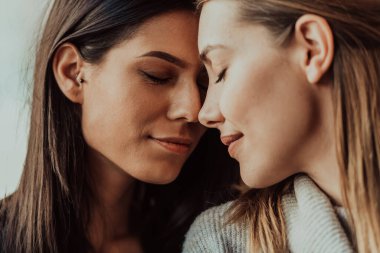 Çeşitli kızlar lezbiyen çift kucaklaşması. Portreyi kapat. Aşık olan havalı Z kuşağı kadınları romantik ilişkilerden hoşlanırlar. Lgbtq kavramı.