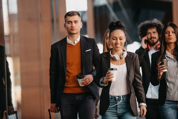 Viajeros Equipo Negocios Colegas Caminando Hablando Las Calles Urbanas Modernas —  Fotos de Stock