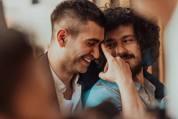 Retrato Una Diversa Multiétnica Pareja Gay Lgbt Romántica Masculina Abrazando —  Fotos de Stock