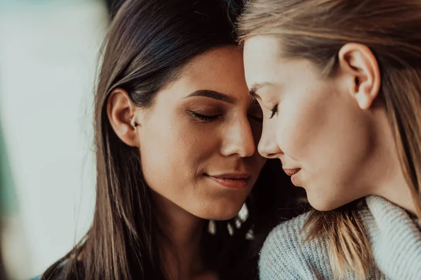 Çeşitli kızlar lezbiyen çift kucaklaşması. Portreyi kapat. Aşık olan havalı Z kuşağı kadınları romantik ilişkilerden hoşlanırlar. Lgbtq kavramı.