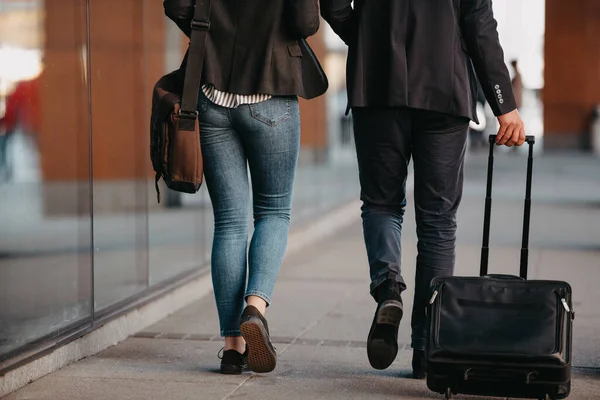 Adamı Kadını Konuşuyor Bavullarını Tutuyor Seyahatinde Ellerinde Taze Kahve Taşıyorlar — Stok fotoğraf