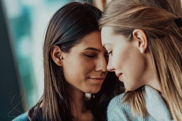 Diverse Ragazze Lesbiche Coppia Abbracci Ritratto Chiusura Elegante Cool Generazione — Foto Stock