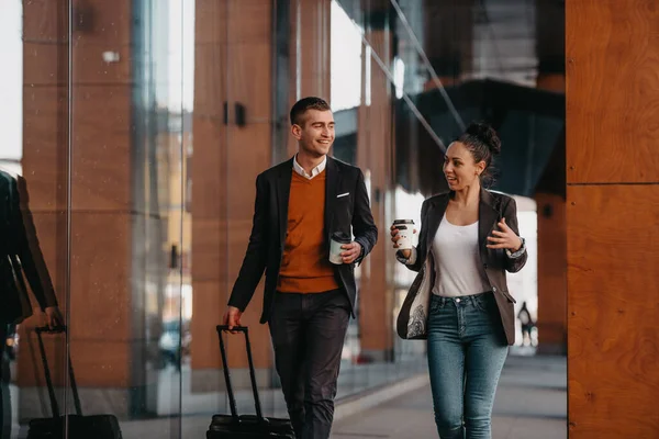 Hombre Negocios Mujer Negocios Hablando Sosteniendo Equipaje Viajando Viaje Negocios — Foto de Stock