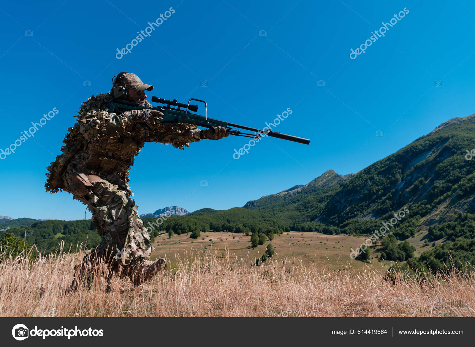 Sniper camuflado com arma de atirador nas mãos