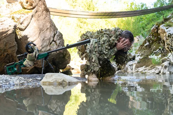 Soldat Costume Camouflage Uniforme Buvant Eau Fraîche Rivière Fusil Sniper — Photo