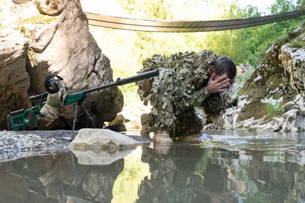 Soldaat Camouflagepak Die Zoet Water Uit Rivier Drinkt Militair Sluipschuttersgeweer — Stockfoto