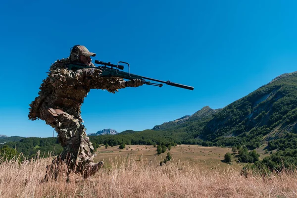 狙撃銃を手にして森を狙う陸軍兵士 技術と人々の概念 高品質の写真 — ストック写真