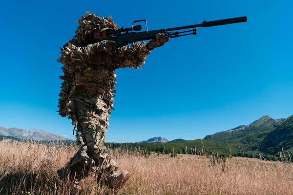 Soldato Dell Esercito Che Tiene Fucile Cecchino Con Scopo Mira — Foto Stock