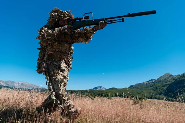 Army Soldier Holding Sniper Rifle Scope Aiming Forest War Army — Stock Photo, Image