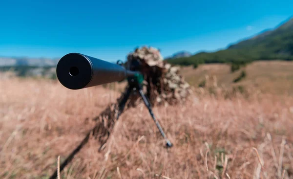 Katonai Katona Kezében Mesterlövész Puska Távcsővel Célja Erdőben Háború Hadsereg — Stock Fotó